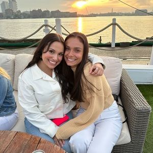 Meet your Posher, Julia